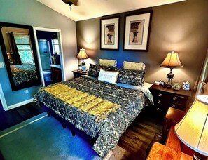 2 bedrooms, in-room safe, desk, iron/ironing board - Cozy Cottage - 2 BD Energy Efficient Victorian Villa (Phoenix)