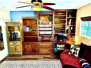 Smart TV, caminetto, videogiochi, lettore DVD