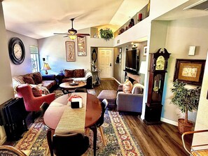 Smart TV, fireplace, video games, DVD player - Cozy Cottage - 2 BD Energy Efficient Victorian Villa (Phoenix)