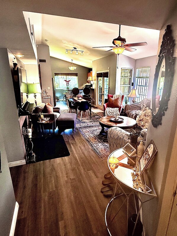 Smart TV, fireplace, video games, DVD player - Cozy Cottage - 2 BD Energy Efficient Victorian Villa (Phoenix)