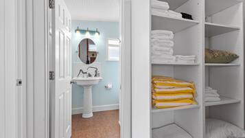 1 quarto, escrivaninha, Wi-Fi de cortesia, roupa de cama