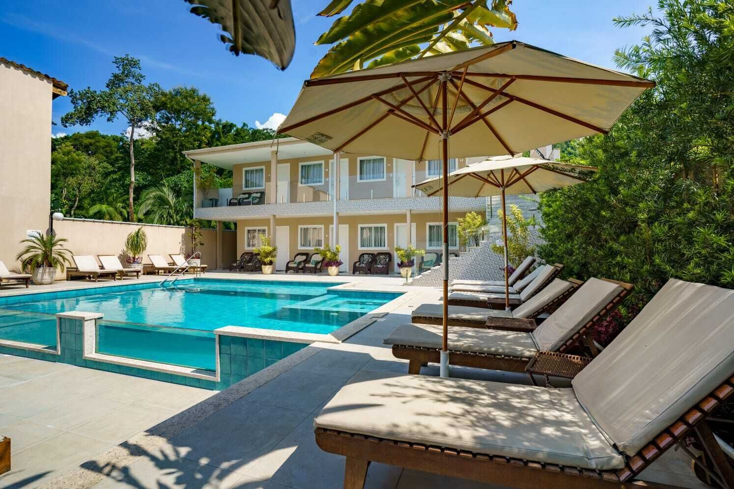 Una piscina al aire libre