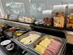 Free daily buffet breakfast - Pousada Happy Day (Paraty)