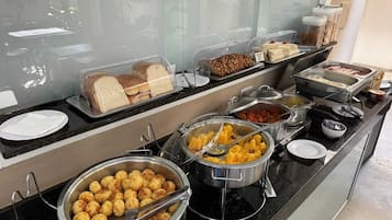 Café da manhã com buffet grátis todos os dias