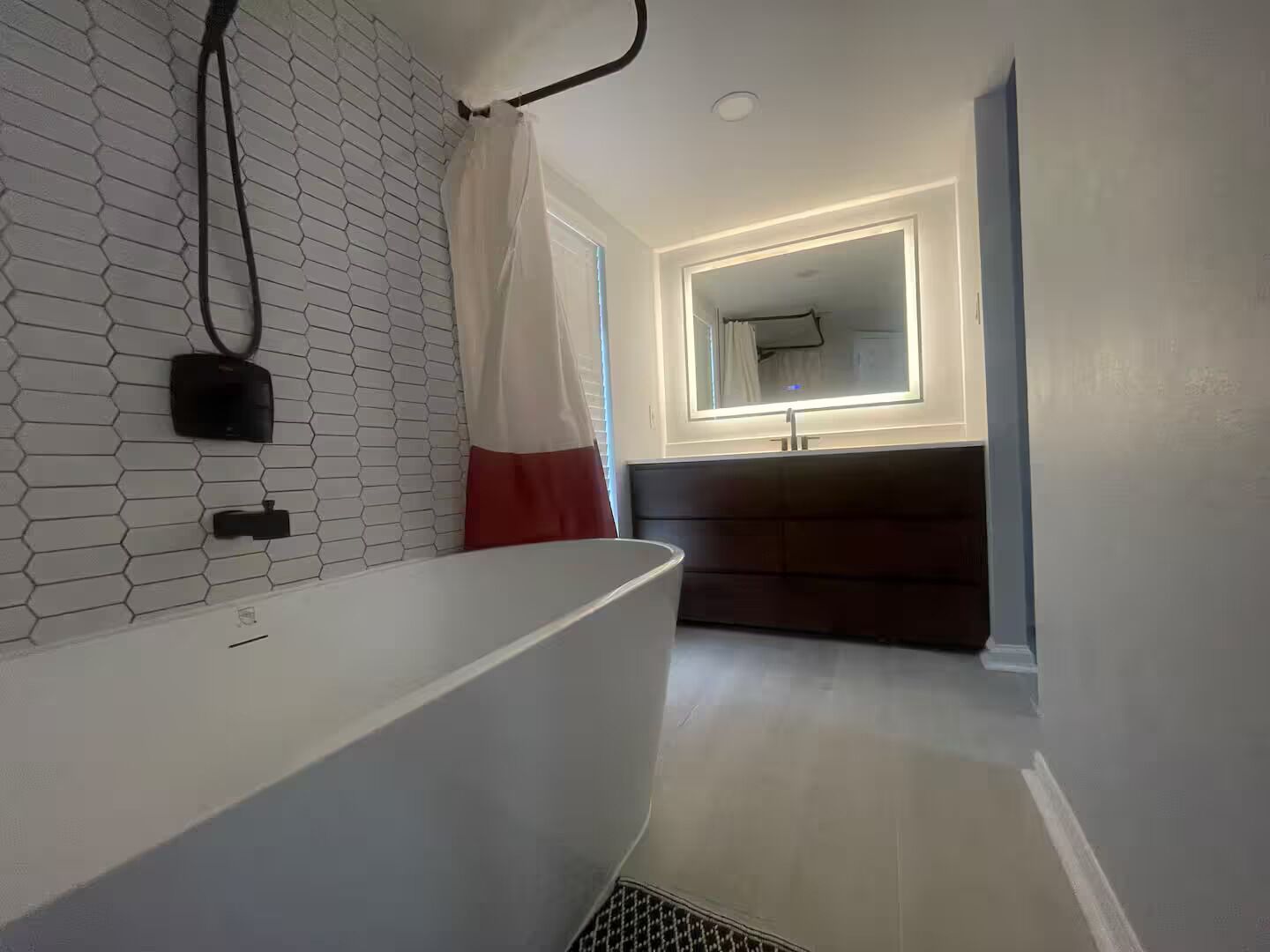 Sèche-cheveux, serviettes fournies, savon, papier toilette