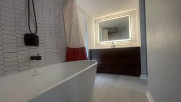 Sèche-cheveux, serviettes fournies, savon, papier toilette