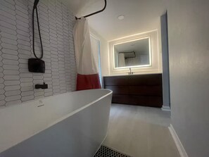 Séchoir à cheveux, serviettes fournies, savon, papier de toilette