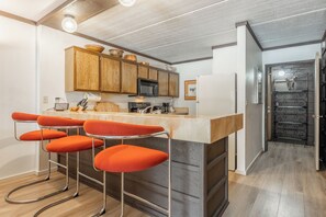 冷蔵庫、電子レンジ、オーブン、コンロ