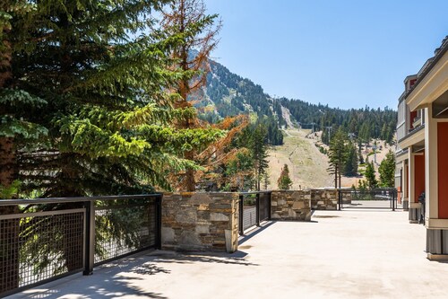 SKI IN SKI OUT! 2 Bedroom 2 Baths 1849 Condos #109 Steps to Canyon Lodge Slps 5. Mountain Views!