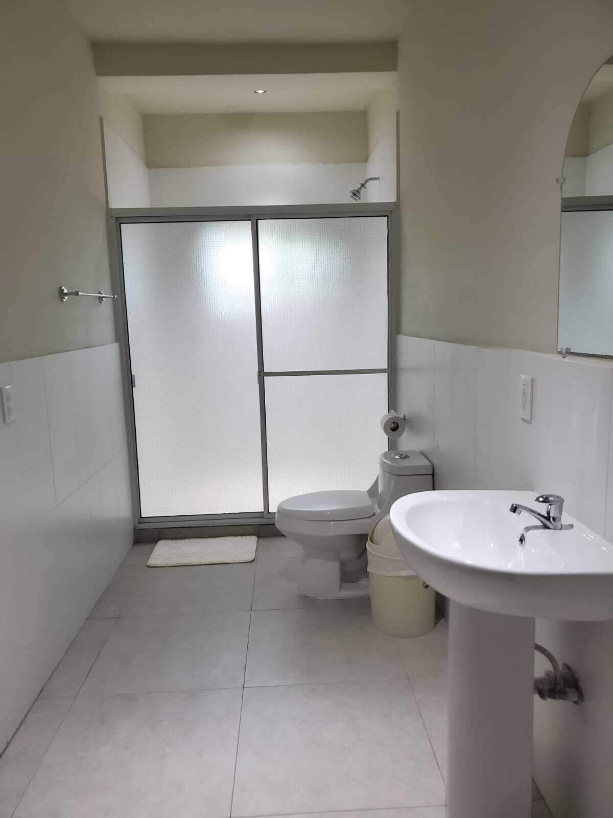 Douche, serviettes fournies, savon, shampoing