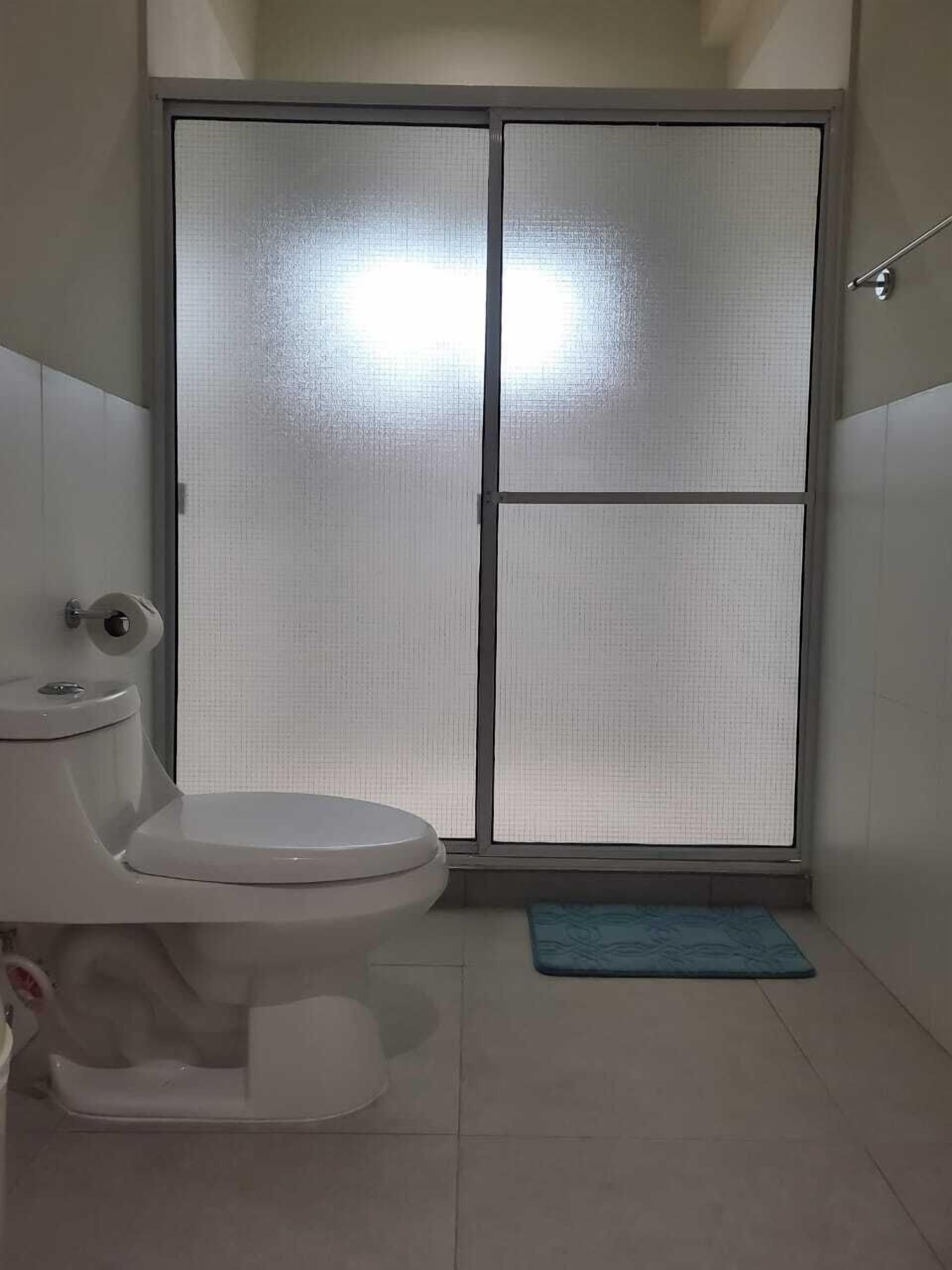 Doppia Standard | Bagno | Doccia, asciugamani, sapone, shampoo