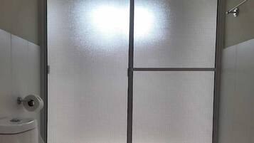 Doppia Standard | Bagno | Doccia, asciugamani, sapone, shampoo