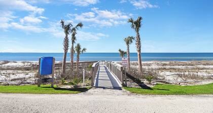 "A Wave From It All" is a 3BD w/fenced in backyard, hot tub, kids' fort, pet friendly!