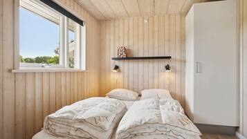 3 bedrooms, iron/ironing board, free WiFi