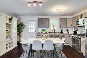 冷蔵庫、電子レンジ、オーブン、コンロ