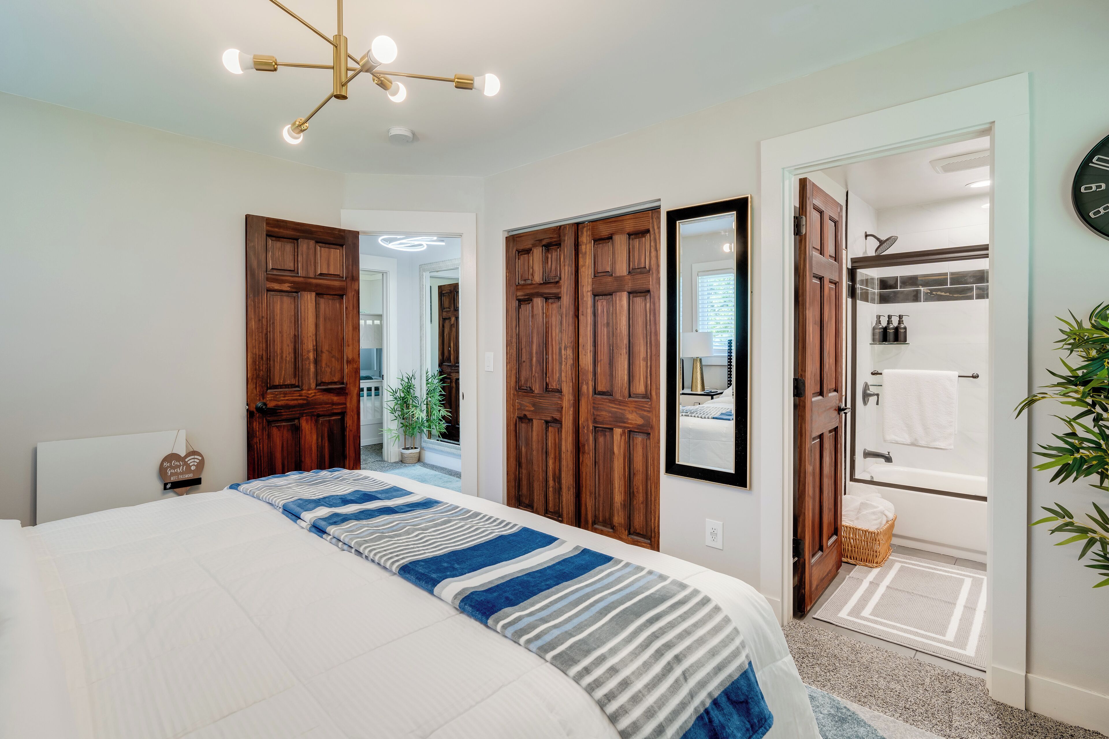 3 bedrooms, iron/ironing board, WiFi, bed sheets