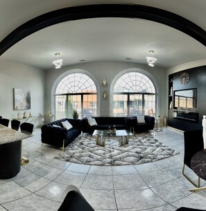TV - Penthouse suite in heart of little Italy  (Windsor)