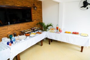 Free daily buffet breakfast - Pousada Cairu  (Cairu)