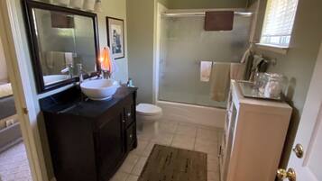 SĂšche-cheveux, serviettes fournies, savon, shampoing