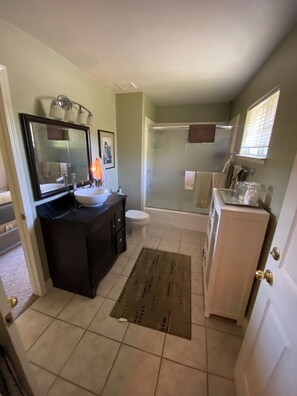 Hårføner, håndklær, såpe og sjampo