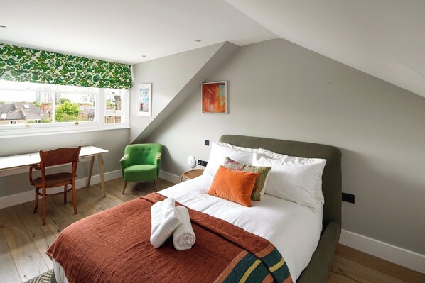 4 bedrooms, desk, iron/ironing board, WiFi