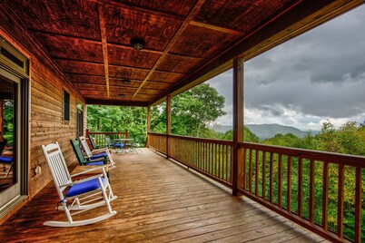 Peaceful View- 3 bed 3 bath home near Jonas Ridge.  Pet friendly, mountain view, and a fire pit