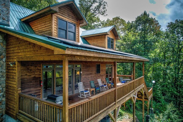 Exterior - Peaceful View- 3 bed 3 bath home near Jonas Ridge. Pet friendly, mountain view, and a fire pit (Jonas Ridge)