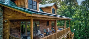 Peaceful View- 3 bed 3 bath home near Jonas Ridge. Pet friendly, mountain view, and a fire pit