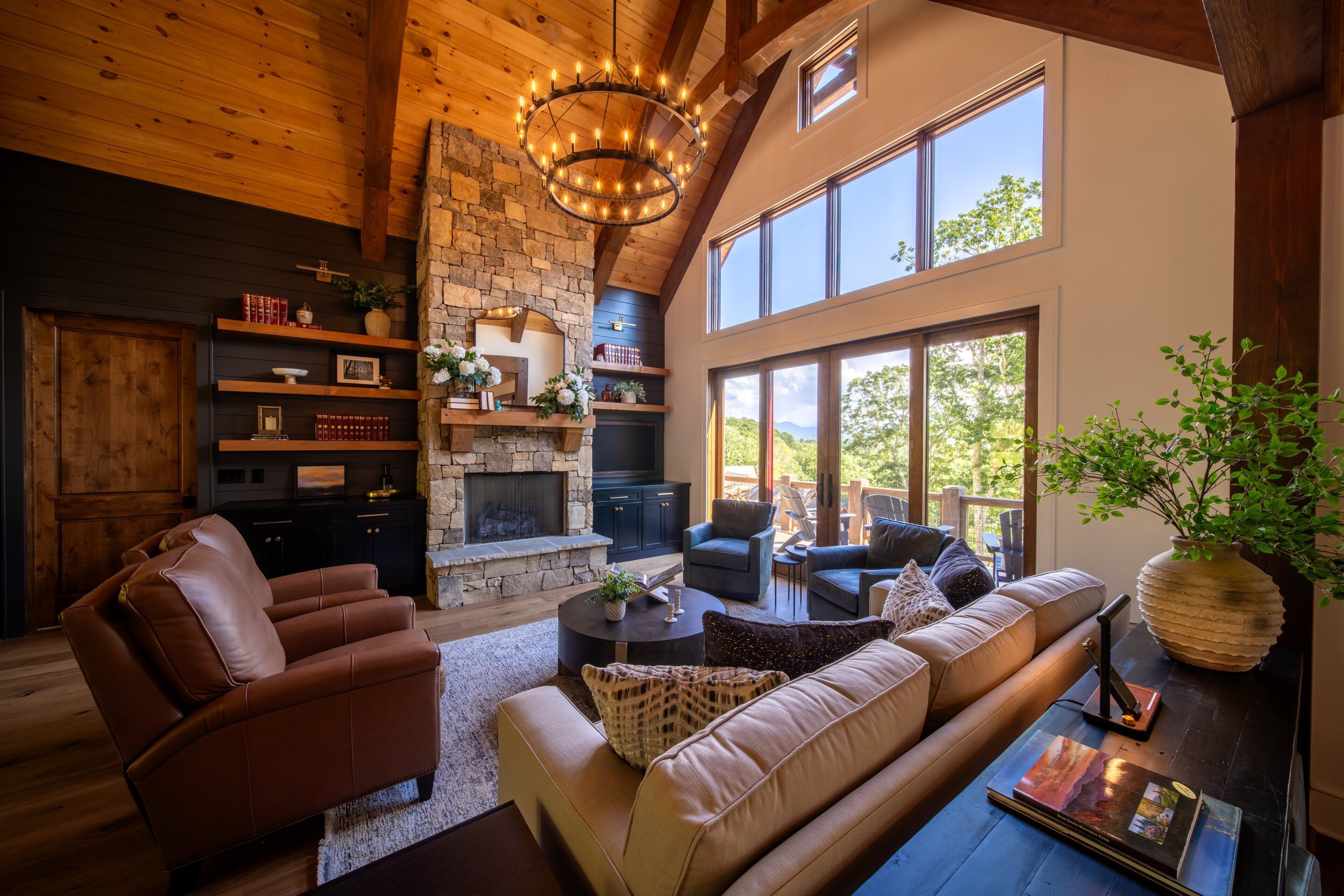 Een smart-tv, een open haard en tafelvoetbal