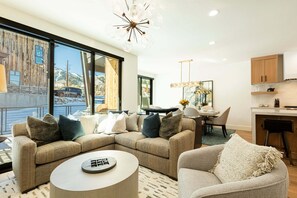Smart TV, fireplace