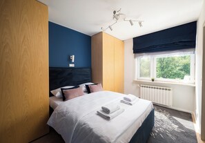 1 dormitorio, tabla de planchar con plancha, wifi y ropa de cama