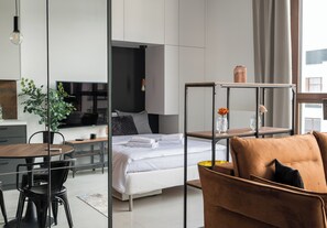 Desk, iron/ironing board, WiFi, bed sheets - Browary Warszawskie Industrial Studio (Warszawa)