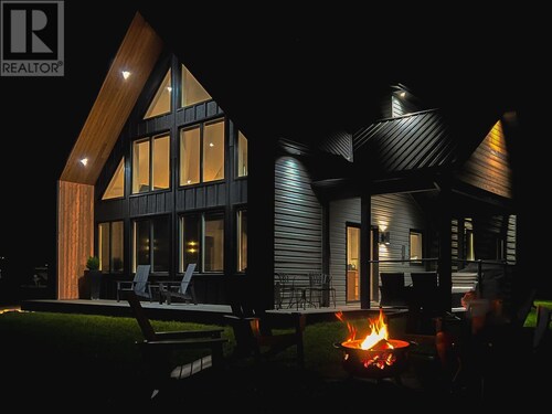 Modern 5BR Chalet with Ocean Bay Views within minutes to the Beach and Town