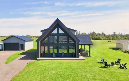 Modern 5BR Chalet with Ocean Bay Views within minutes to the Beach and Town
