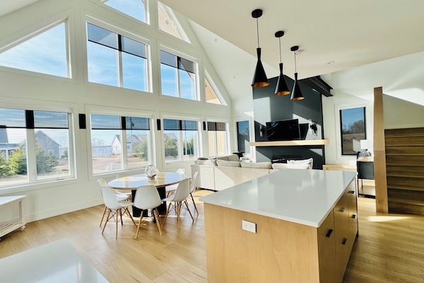 Seats 12 comfortably: 8 at table, 4 at island.