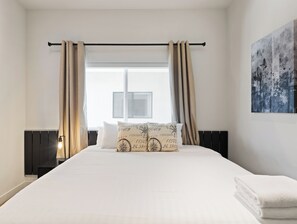 2 bedrooms, iron/ironing board, travel crib, free WiFi - AZ48 - Modern Condo - Hot Tub - Heart of Old Town (Scottsdale)