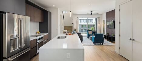 Réfrigérateur, micro-ondes, four, plaque de cuisson