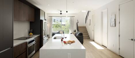 Réfrigérateur, micro-ondes, four, plaque de cuisson