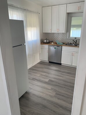 Micro-ondes, four, plaque de cuisson, lave-vaisselle