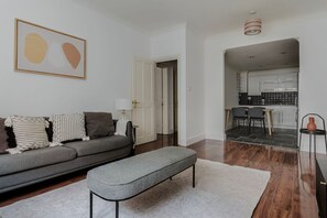 TV, stereo - Stellar Aldgate 1BR, nr Aldgate East Station & Shoreditch, by Blueground (London)