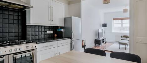 Kylskåp, mikrovågsugn, ugn och diskmaskin