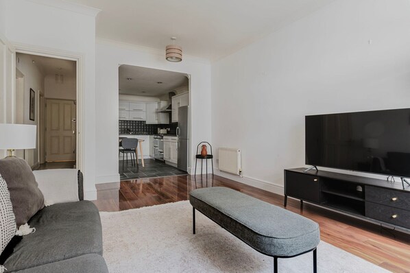 TV, stereo - Stellar Aldgate 1BR, nr Aldgate East Station & Shoreditch, by Blueground (London)