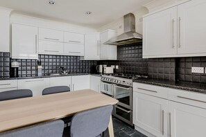 Fridge, microwave, oven, dishwasher - Stellar Aldgate 1BR, nr Aldgate East Station & Shoreditch, by Blueground (London)