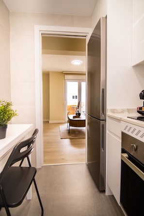 Kühlschrank, Mikrowelle, Ofen, Geschirrspüler