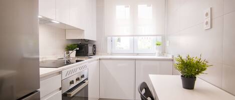 Frigorífico, microondas, horno y placa de cocina