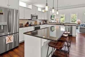 Refrigerador, microondas, horno, placa de cocina