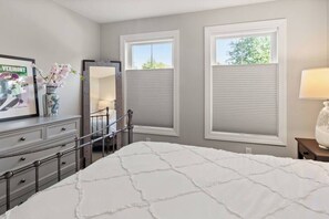 4 bedrooms, iron/ironing board, WiFi, bed sheets