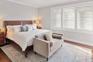 4 bedrooms, iron/ironing board, WiFi, bed sheets