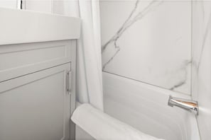 Shower, hair dryer - Scenic Tiny Home, Five Minutes to Stowe Main St! (Morristown)