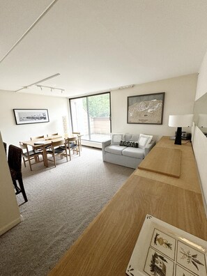 TV connectée, cheminée, livres